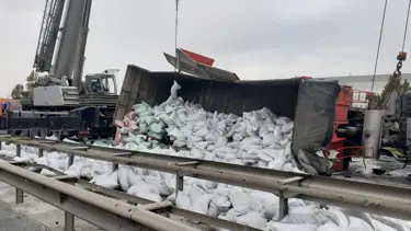 TEM'de TIR devrildi: 3 yaralı