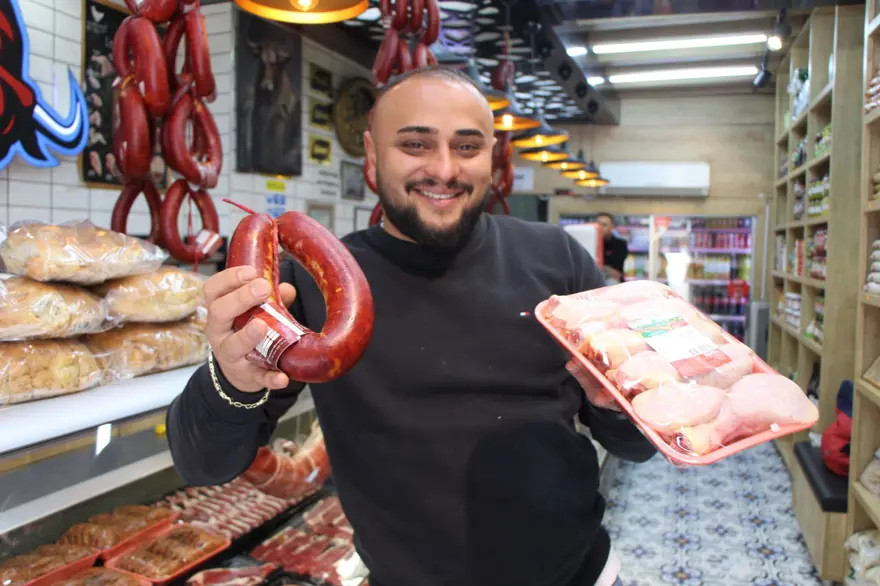 Balıkçı ve kasabın indirim yarışı: Renkli görüntülere sahne oldu 4 Balıkçı ve kasabın indirim yarışı: Renkli görüntülere sahne oldu 4