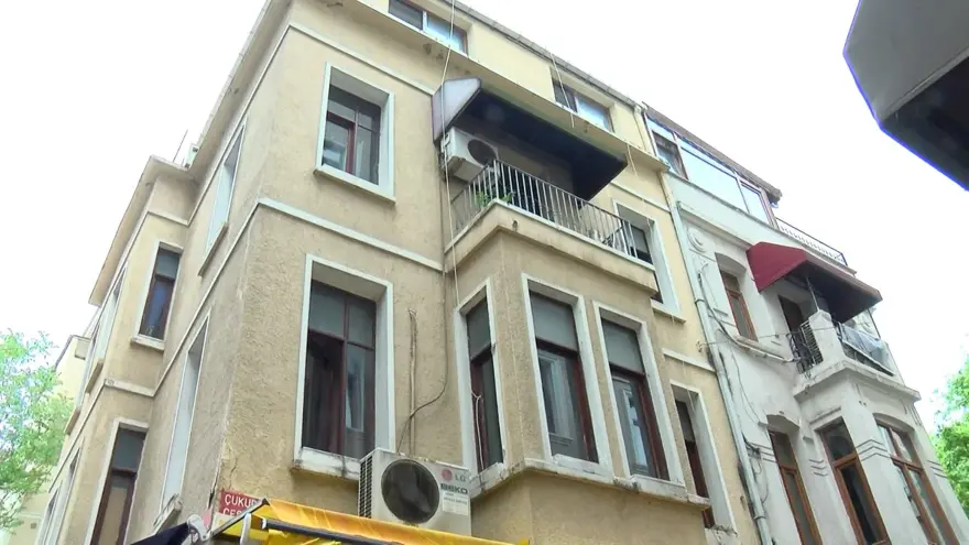 Beyoğlu’nda otelde yangın paniği: Mum alevi yatağıtutuşturdu 