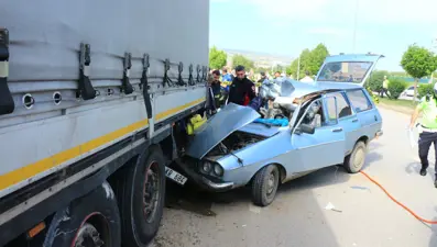 Otomobil, park halindeki tıra çarptı: 1 ölü