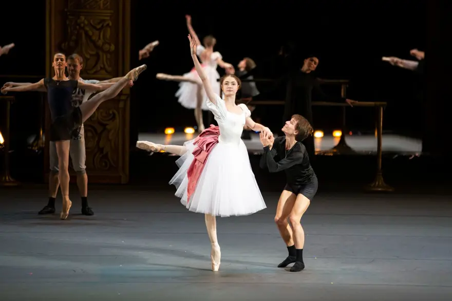 Bolşoy Bale Grubu'nun dansçısı, dekorun altında kalarak sahnede hayatını kaybetti 3 Bolşoy Bale Grubu'nun dansçısı, dekorun altında kalarak sahnede hayatını kaybetti 3