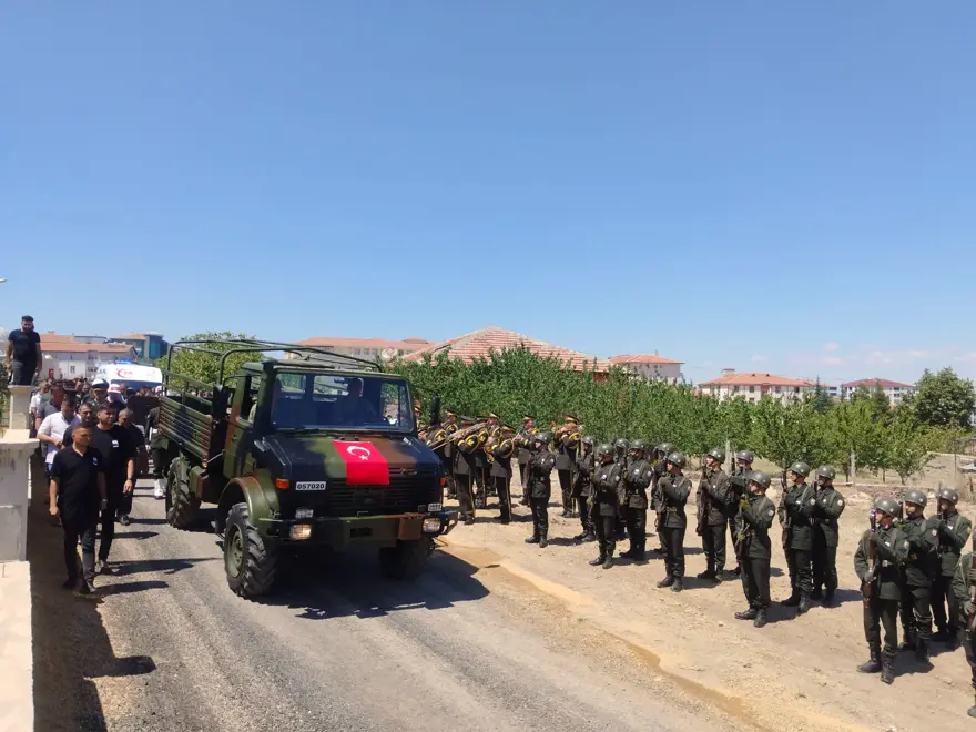 Pençe-Kilit şehidine veda: Annesi sedye ile getirildi 5