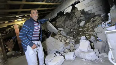 Erzurum'da heyelan: Evin çatısına kaya düştü