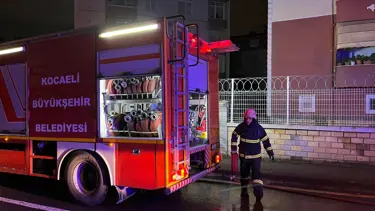 Yangına uykuda yakalandılar: Alevler apartmanı aydınlattı