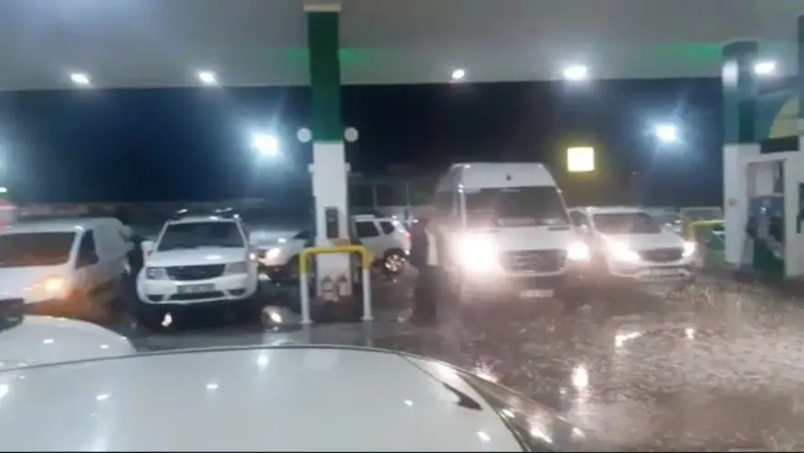 Antalya'da dolu yağışı etkili oldu: Araçlar akaryakıt istasyonlarına sağındı 7