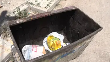 Evde doğurduğu bebeğini çöpe attı