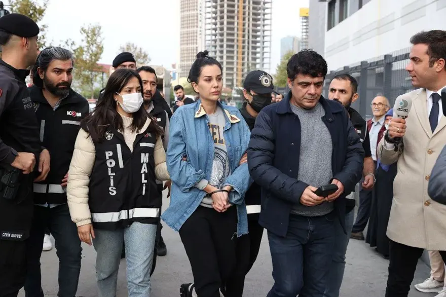 Dilan Polat Engin Polat soruşturması | Milyonlarca liralık havaleye "harçlık" savunması 5 Dilan Polat Engin Polat soruşturması | Milyonlarca liralık havaleye "harçlık" savunması 5