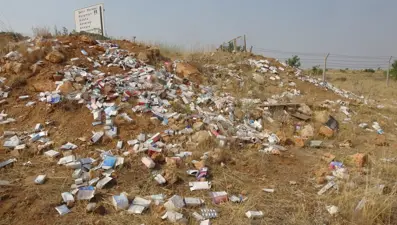 Yol kenarında çok sayıda kullanılmamış ilaç kutusu bulundu