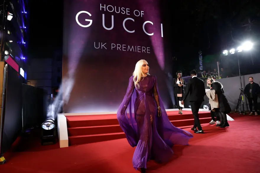 Lady Gaga kırmızı halıya fare dövmesiyle damga vurdu 6