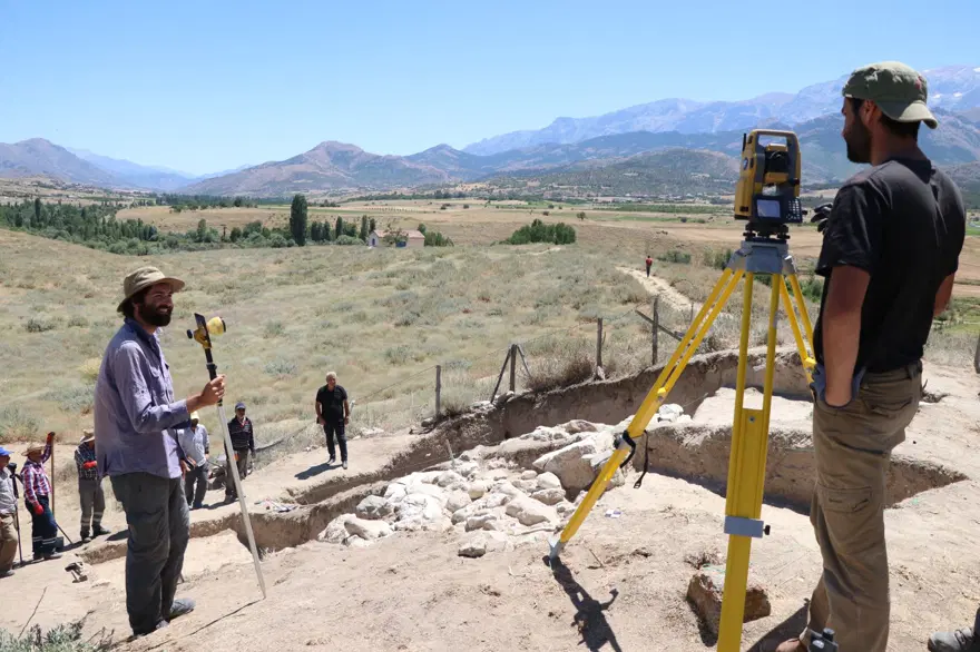 Niğde'deki höyük kazısında Pers dönemine ait alçı surlar bulundu 10 Niğde'deki höyük kazısında Pers dönemine ait alçı surlar bulundu 10