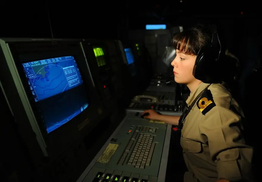 Savaş gemisinde kadın olmak 24