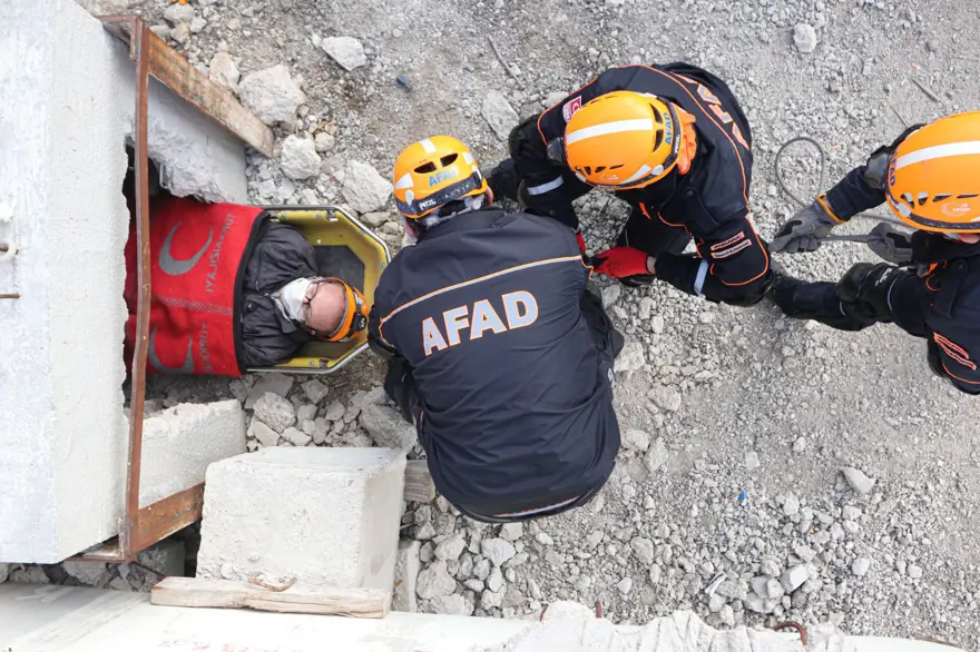 İzmir depremi kahramanlarının zorlu eğitimi (AFAD gönüllüsü nasıl olunur?) 