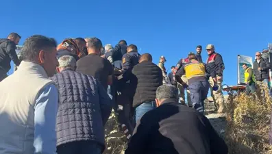 Van'da TIR devrildi: Bir yaralı