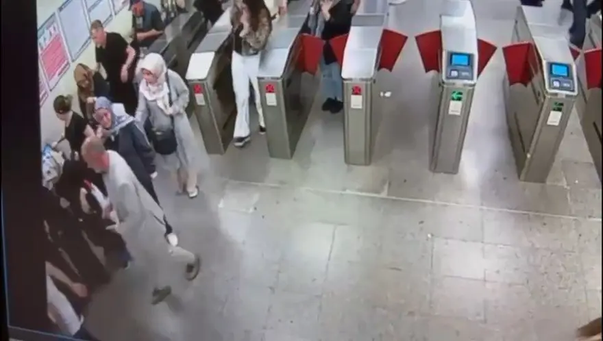 Marmaray'daki kavgada yeni görüntüler ortaya çıktı: Kavganın başlama anını anlattı 3 Marmaray'daki kavgada yeni görüntüler ortaya çıktı: Kavganın başlama anını anlattı 3