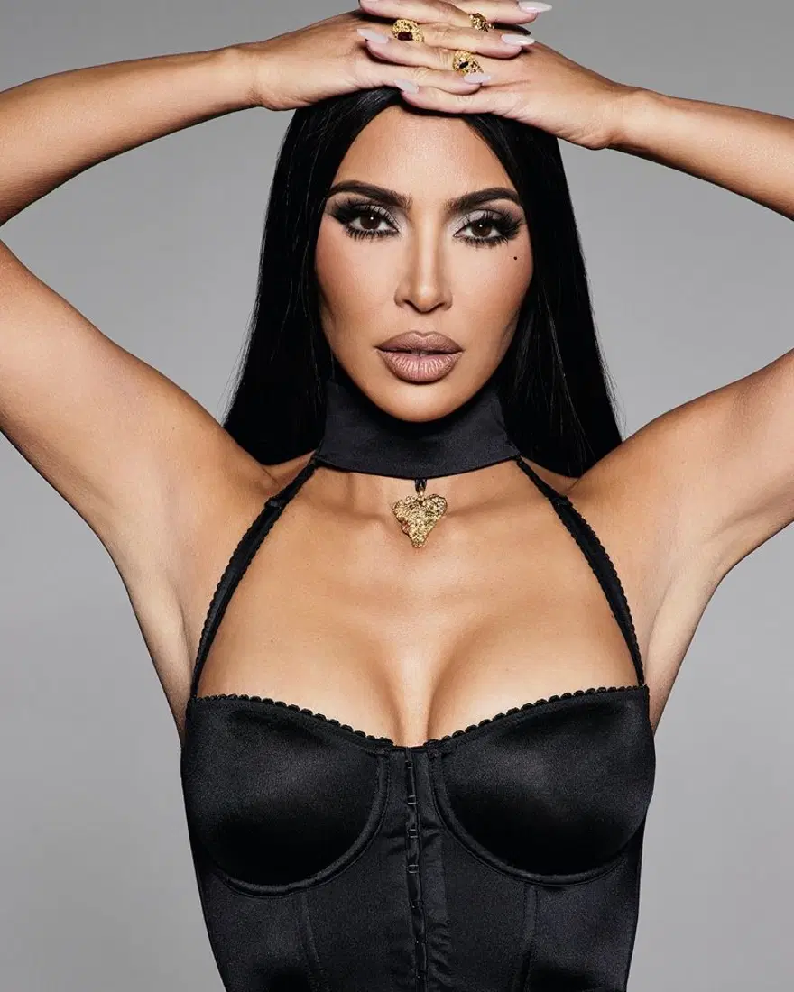 Kim Kardashian'dan korse markası Skims'e retro tanıtım 2