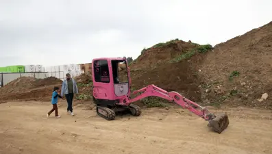 8 yaşındaki kızı istedi: Ekskavatörünü pembeye boyattı