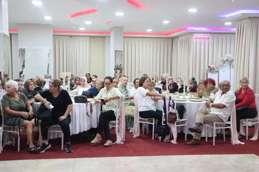 Aşkına kavuşamadı damatsız düğün yapıldı: 83 yaşındaki kadın gelinlik giyip göbek attı 