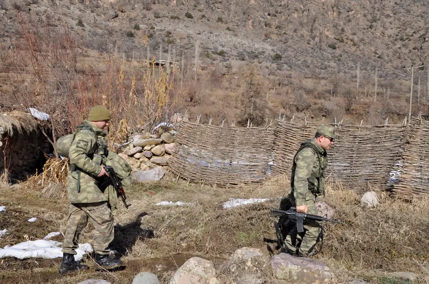 Hakkari'de kaymakam, emniyet müdürü ve komutanlardan moral ziyareti 11