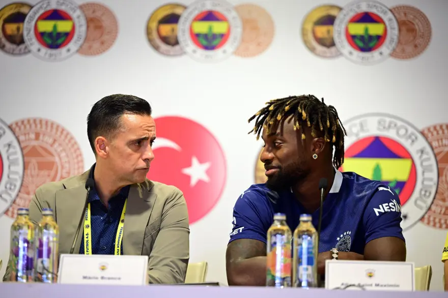 Fenerbahçe'de 5'i yeni transfer, 7 futbolcu için imza töreni düzenlendi 26 Fenerbahçe'de 5'i yeni transfer, 7 futbolcu için imza töreni düzenlendi 26