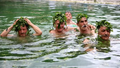 Termal havuzda yeşil çay banyosu