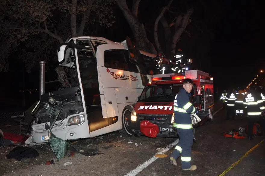 Eskişehir'de tur otobüsü kazası 5 Eskişehir'de tur otobüsü kazası 5