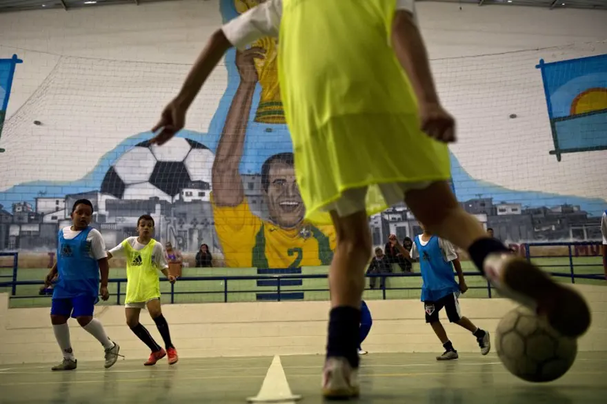Efsane futbolcudan çocuklara destek 4