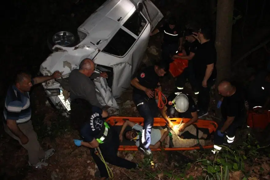 Antalya’dapolisten kaçan otomobil uçuruma yuvarlandı: 3 yaralı 1