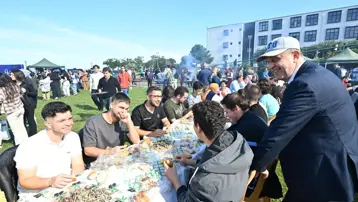 2 saatte 3 ton hamsi yediler