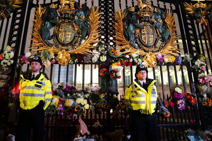 İngiltere'de yas: Halk Buckingham Sarayı'na akın etti 