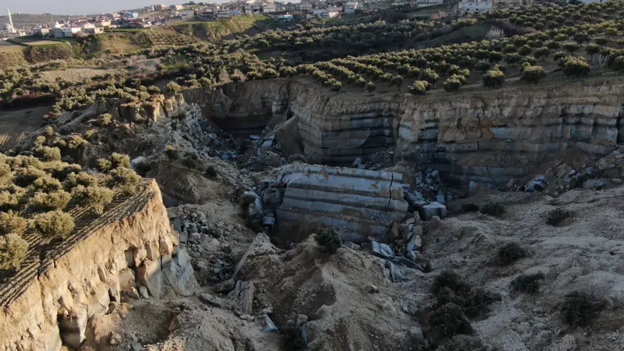 Deprem tarlayı ikiye böldü 3 Deprem tarlayı ikiye böldü 3