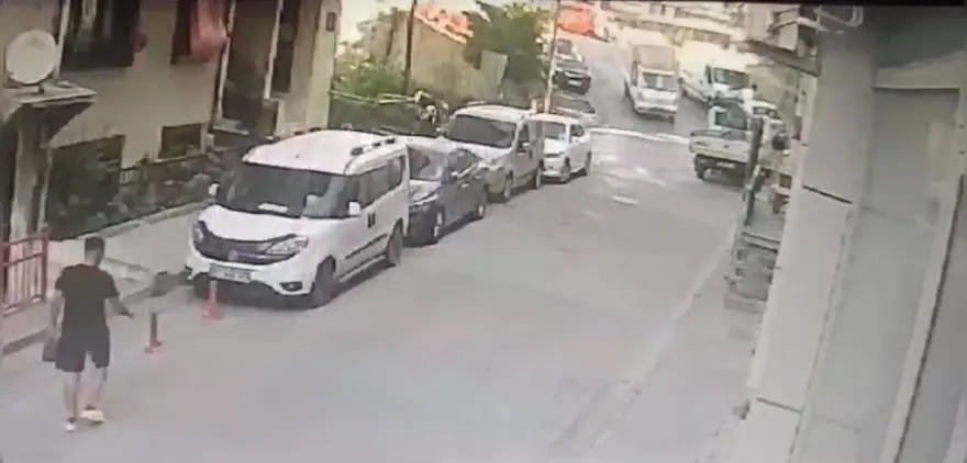 Kağıthane'de korku dolu anlar: Pedalı takılan kamyonet bina boşluğuna düştü Kağıthane'de korku dolu anlar: Pedalı takılan kamyonet bina boşluğuna düştü