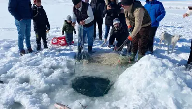 Çıldır Gölünde Eskimo usulü balık avlıyorlar