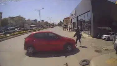 Ataşehir'de feci kaza: Kadın metrelerce savruldu