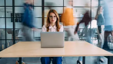 Profesyonel görün, iş yapma, yüksek maaş al: Sessiz gizlenmeyi tanıyalım