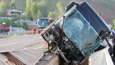 Bingöl'de yolcu otobüsü devrildi: 3 ağır yaralı