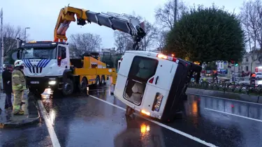 Fatih'te kamyonetle servis minibüsü çarpıştı