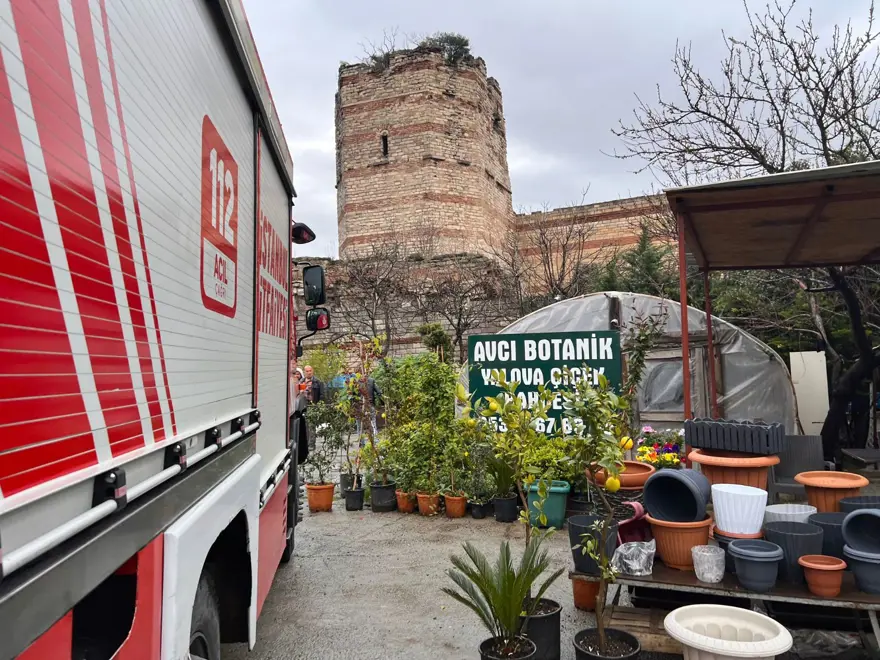 Fatih'te tarihi surlarda çökme: Enkaz altında kalan bir kişi hayatını kaybetti 3