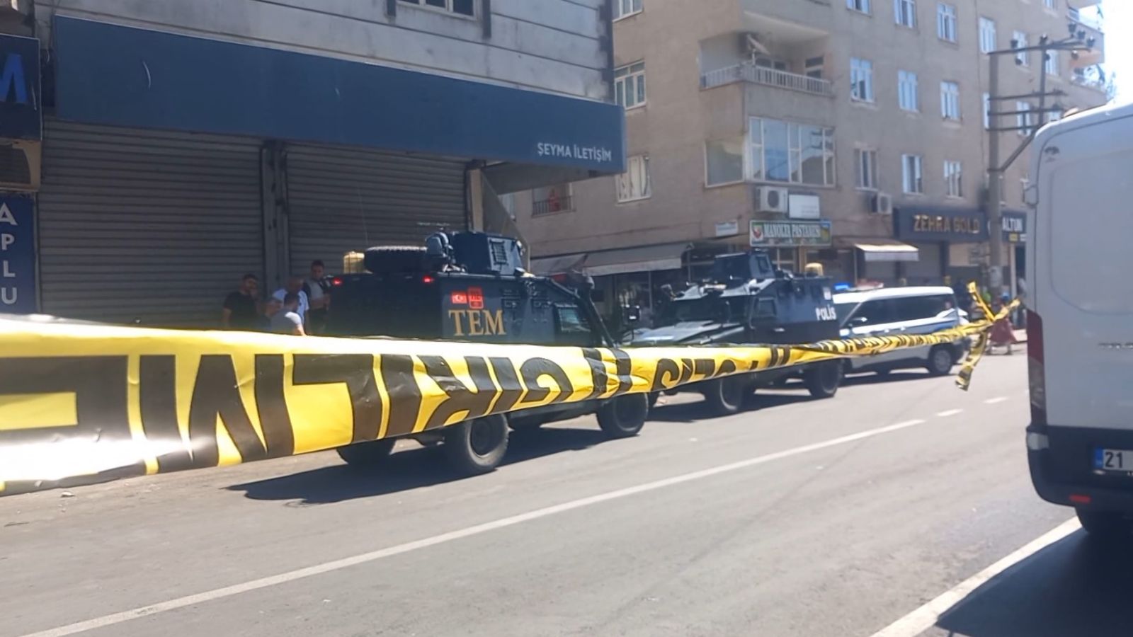 Aile içi şiddet ihbarına giden polislere pompalı tüfekle saldırı