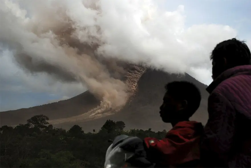 Sinabung  korku püskürtüyor! 6