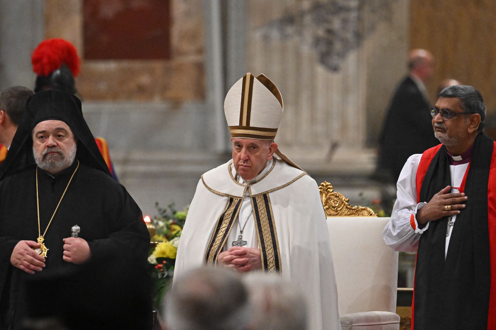 Papa Francis: Eşcinsel olmak suç değil