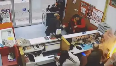 Cep telefonu bomba gibi patladı