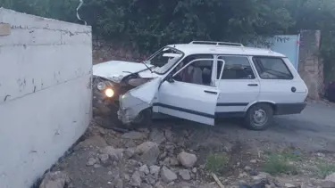 İstinat duvarına çarptı: 5 yaralı