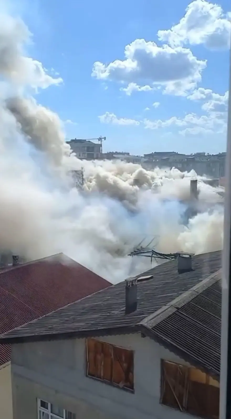 Tuzla'da tadilat sırasında yangın çıktı: 4 binanın çatısı alev alev yandı 4