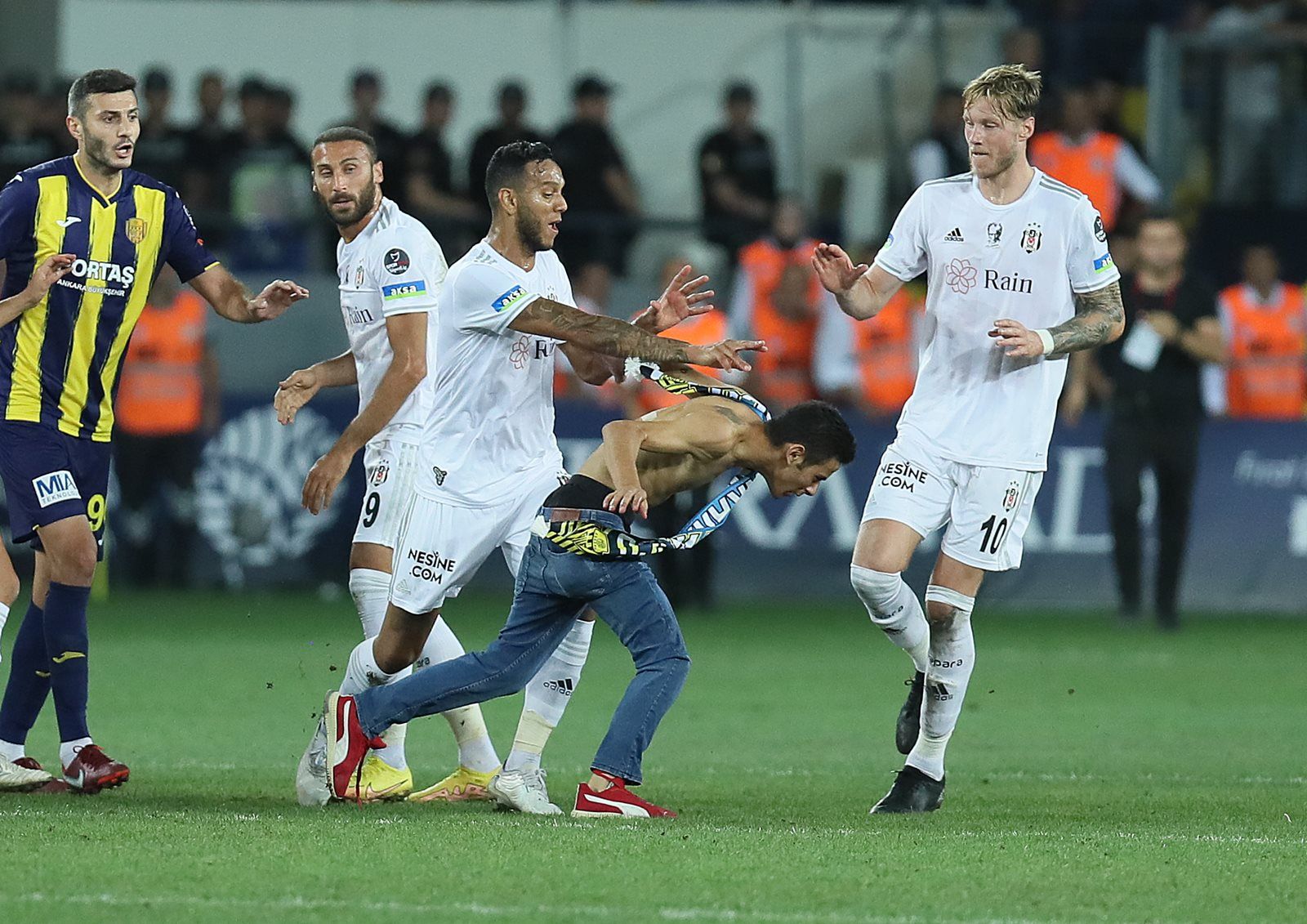 MHK'dan Josef de Souza yorumu (Josef de Souza'nın kırmızı kartı iptal edilecek mi?)