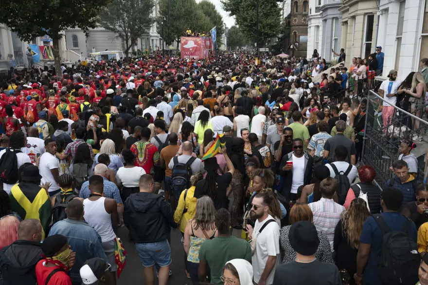 İngiltere'de düzenlenen Notting Hill Karnavalı'ndan renkli görüntüler 5 İngiltere'de düzenlenen Notting Hill Karnavalı'ndan renkli görüntüler 5