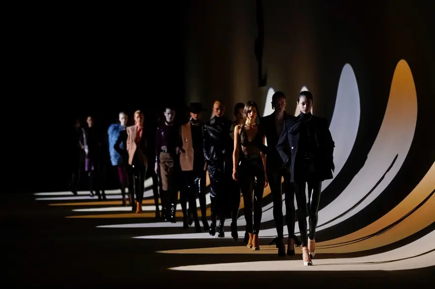 Ünlüler Paris Moda Haftası Saint Laurent defilesinde ön sıralarda 11
