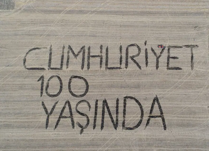 Kırklarelili iki çiftçi tarlaya “Cumhuriyet 100 yaşında”yazdı 