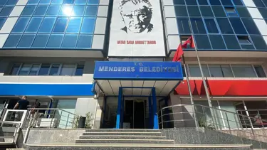 Menderes Belediyesi'nde yolsuzluk operasyonu: 26 gözaltı