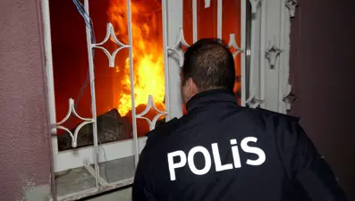 Eşi boşanma davası açtı diye evi ateşe verdi