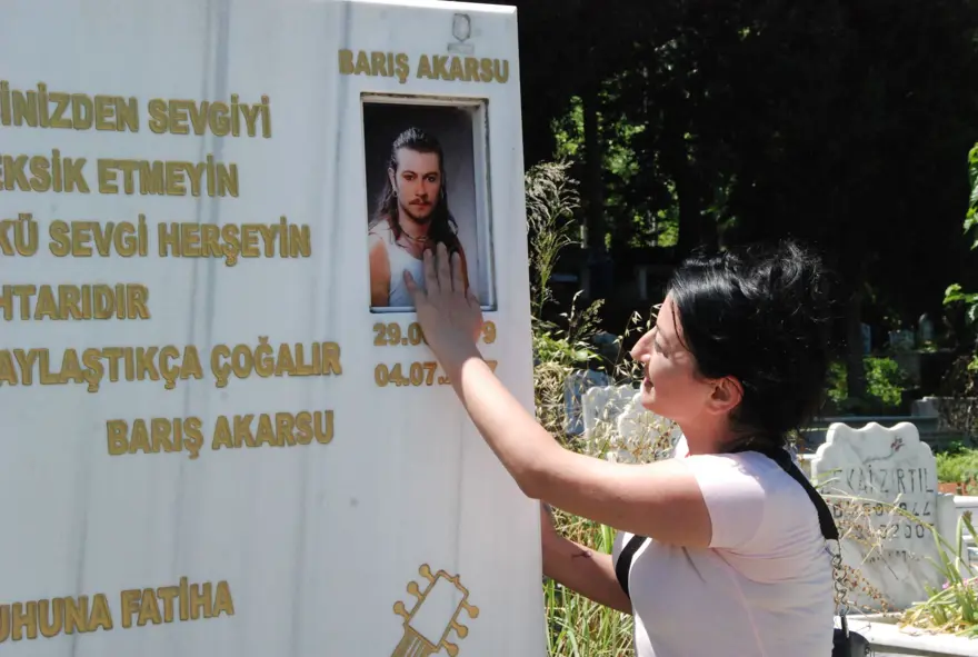 Şarkıcı Barış Akarsu 42'nci doğum gününde anıldı 1